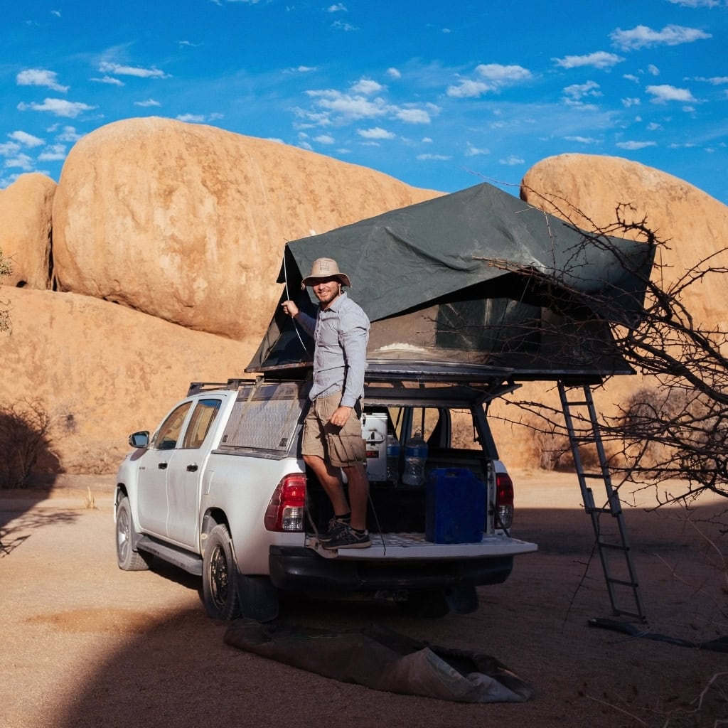 Dachzelt auf einem Campingplatz mit 4x4 Geländewagen
