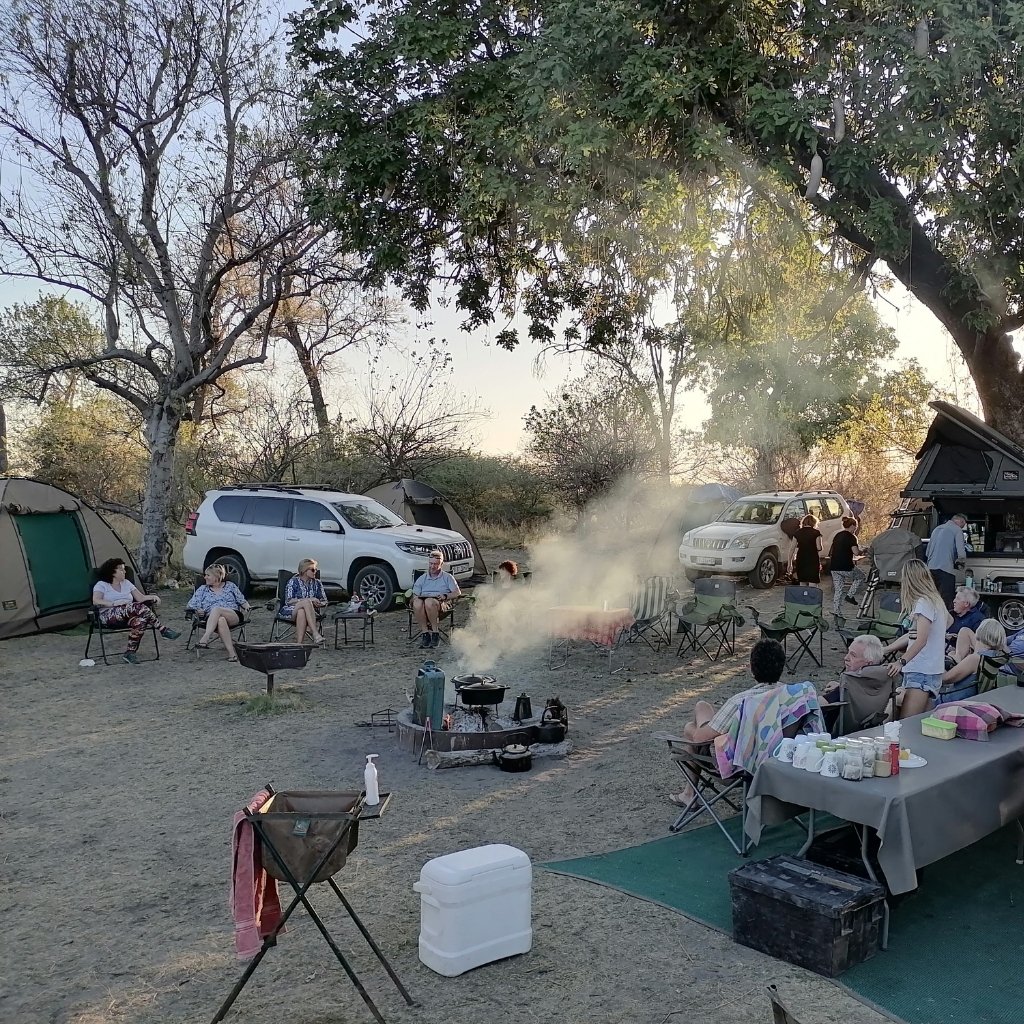 Wilder Campingplatz mit 4x4 Geländewagen