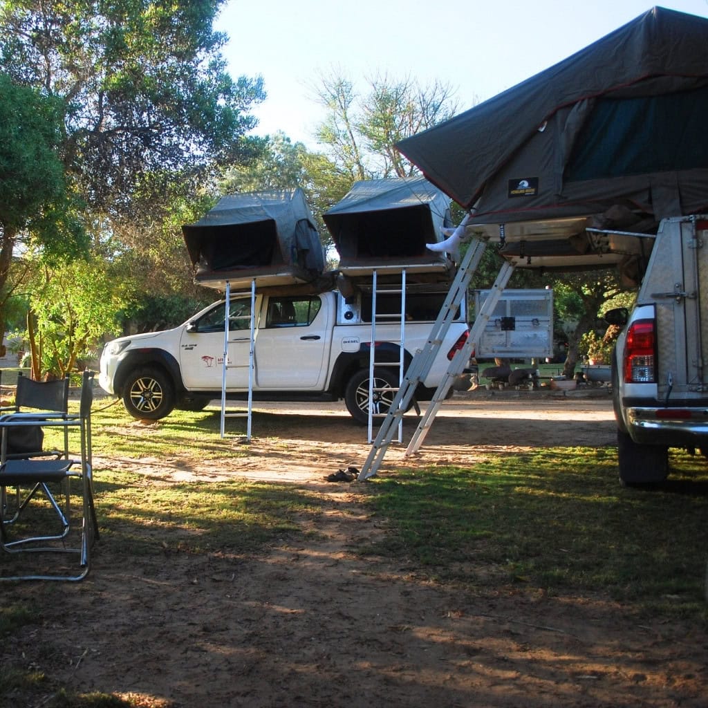 Geländewagen auf Campingplatz