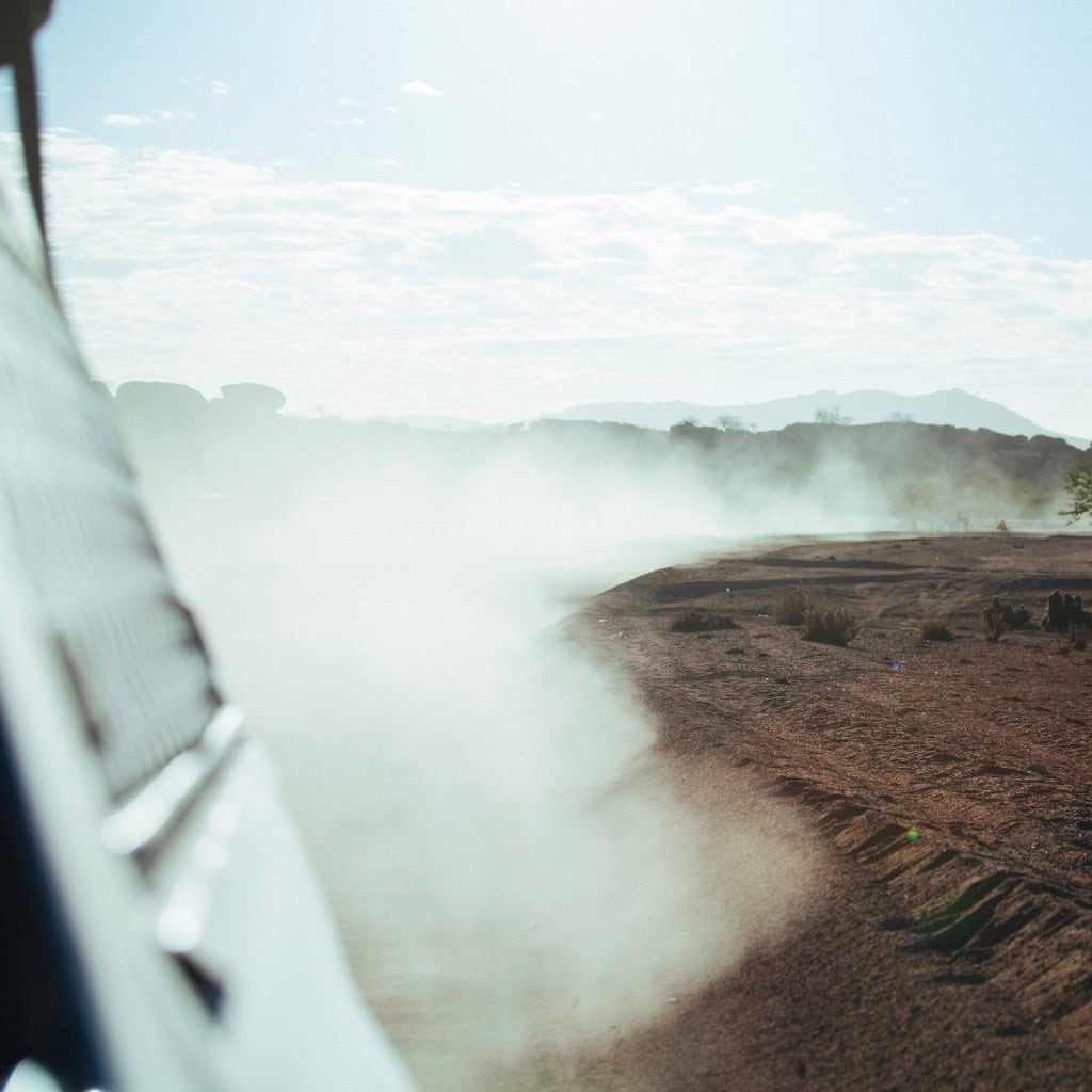 Blick in den Rückspiegel eines 4x4 Geländewagen