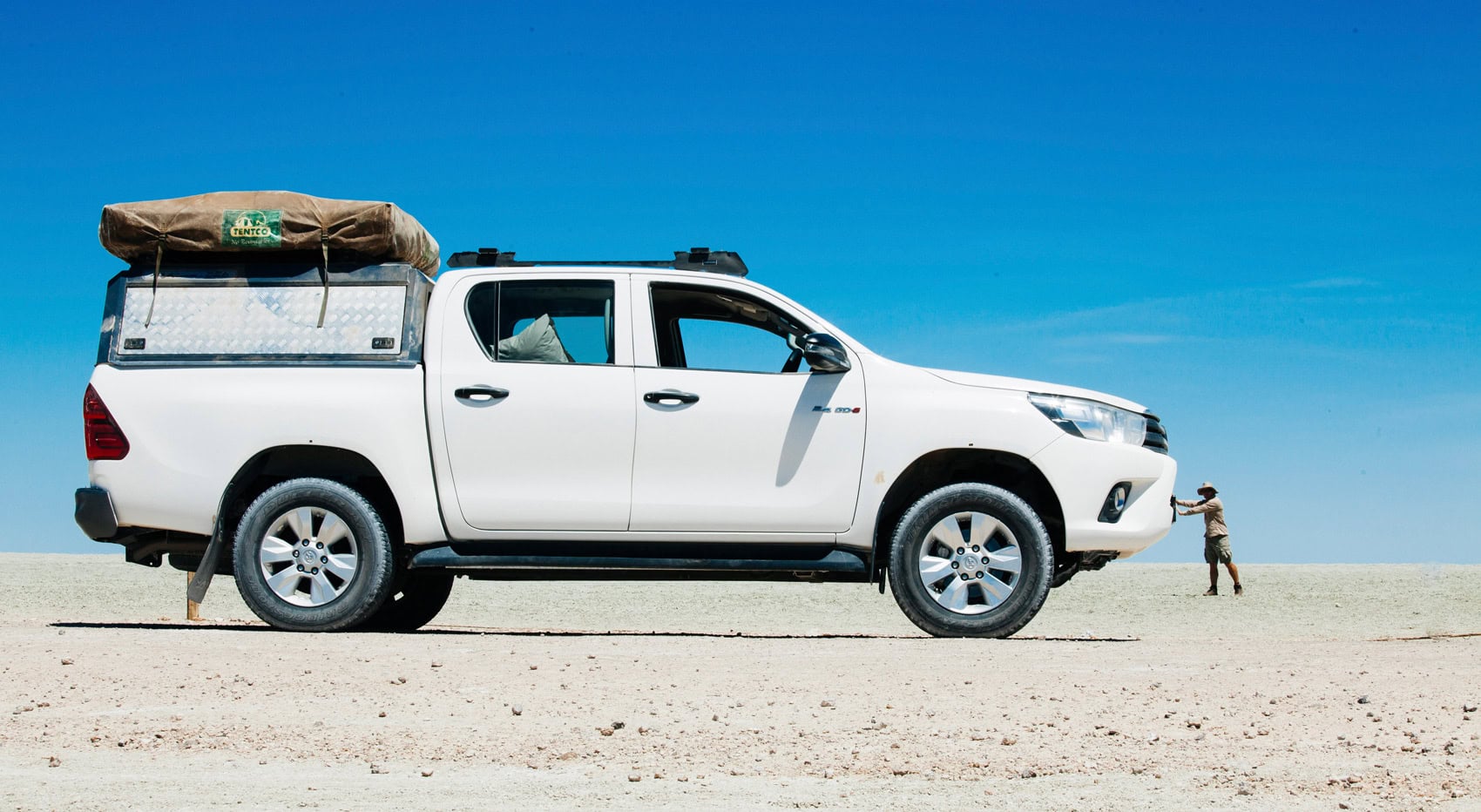 Ein Safarifahrzeug der Firma Namibia-Experience, im Etosha. Ein Selbstfahrerfahrzeug auf der großen Etosha Salzpfanne.