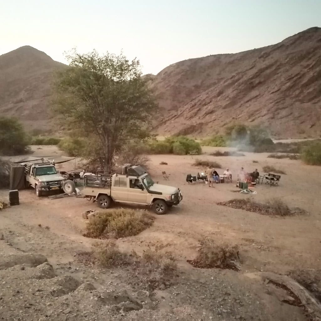 Geländewagen auf wildem Campingplatz