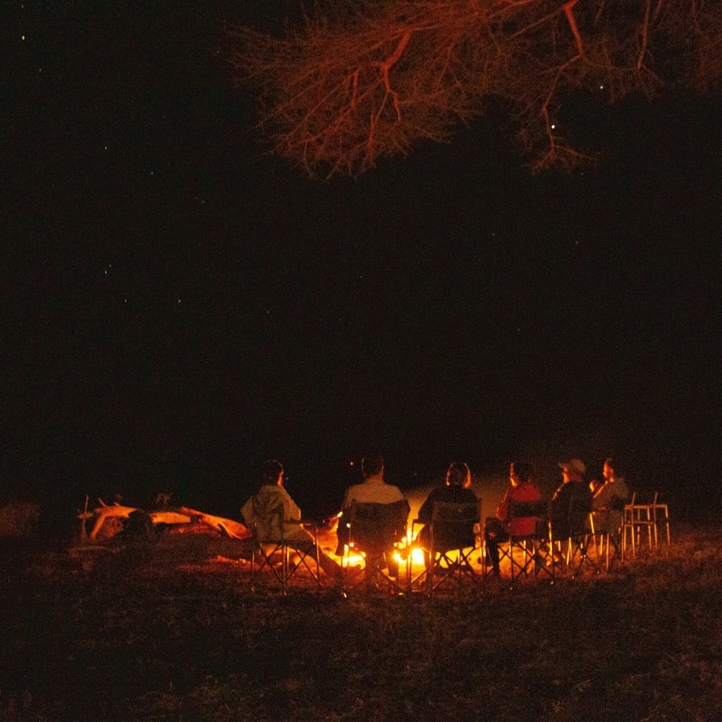 Reisegruppe am Lagerfeuer