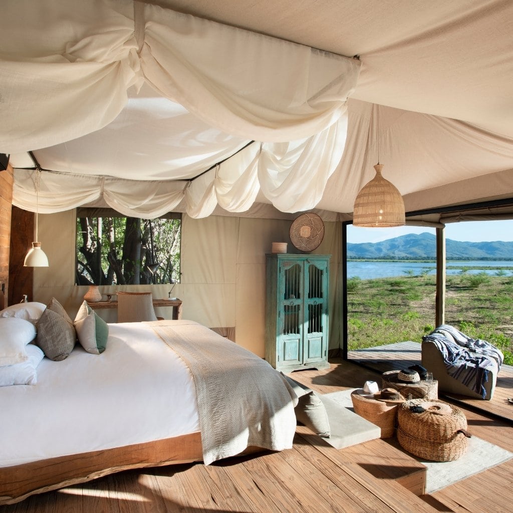 Himmelbett im Nyamatusi Camp mit Ausblick auf die Landschaft.