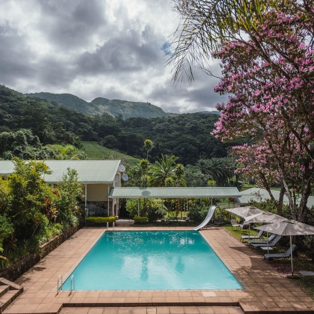 Pool und Ausblick mit dramatischem Himmel.