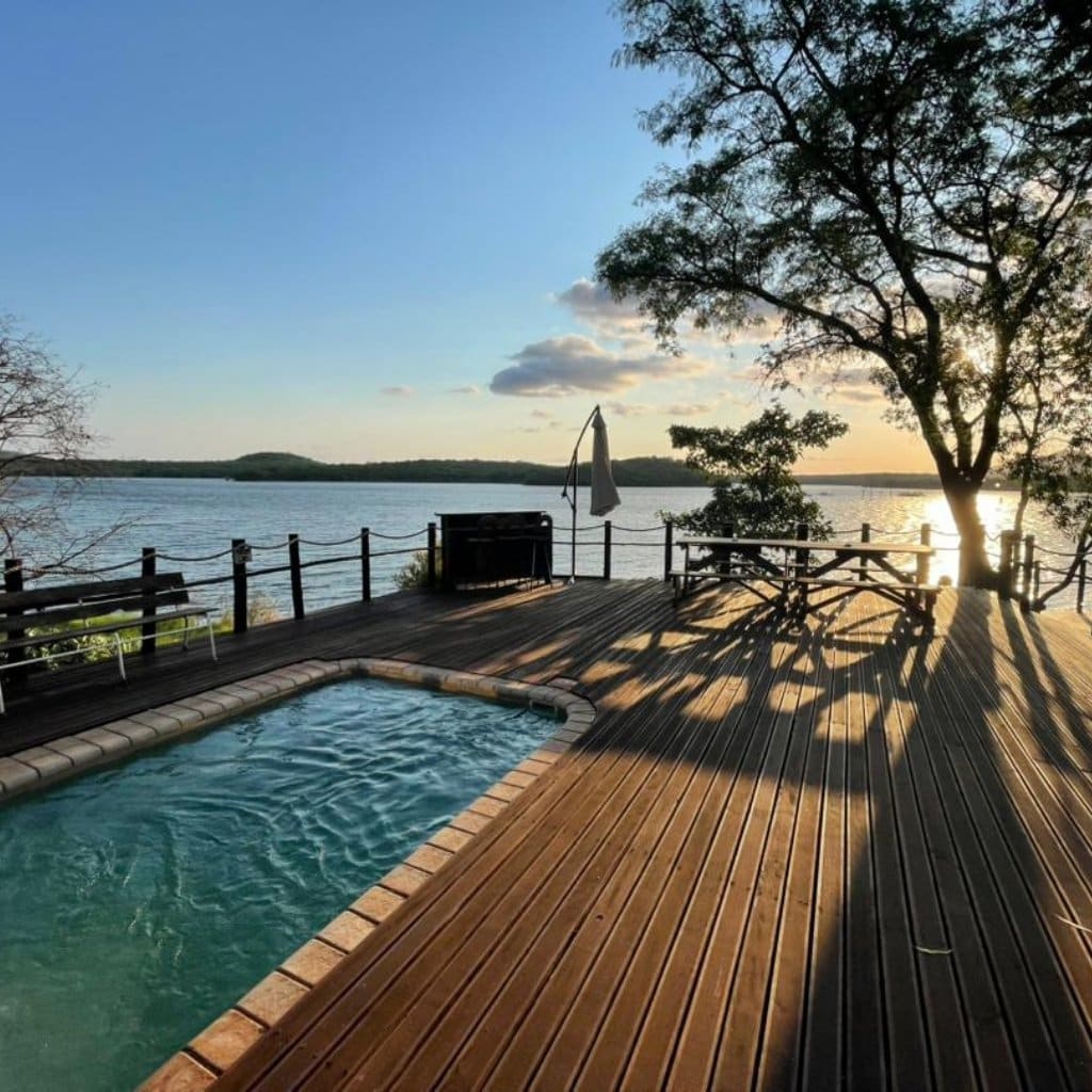 Poolanlage mit Blick auf Lake Mutrikwi
