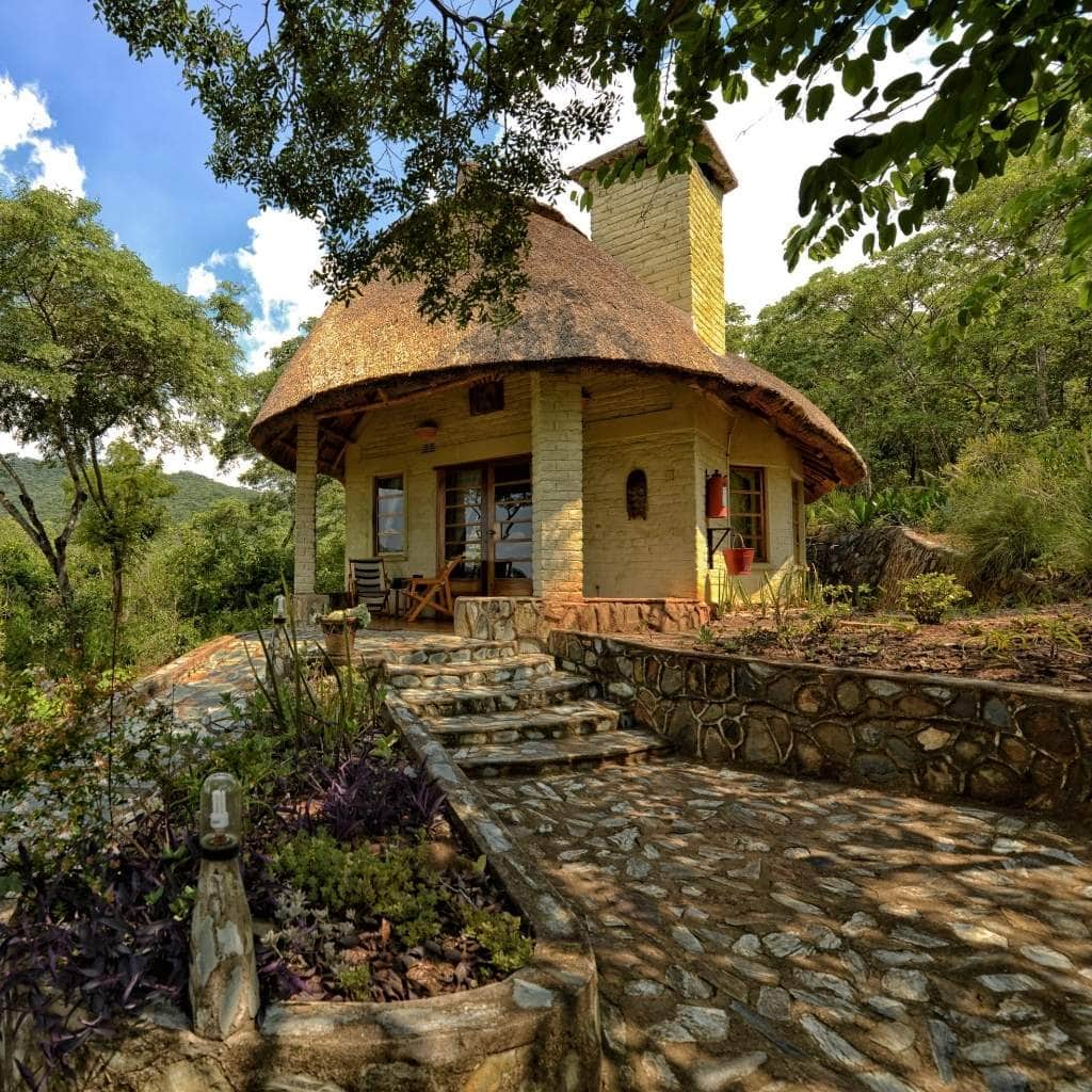 Chalet umgeben von Bäumen Musangano Lodge