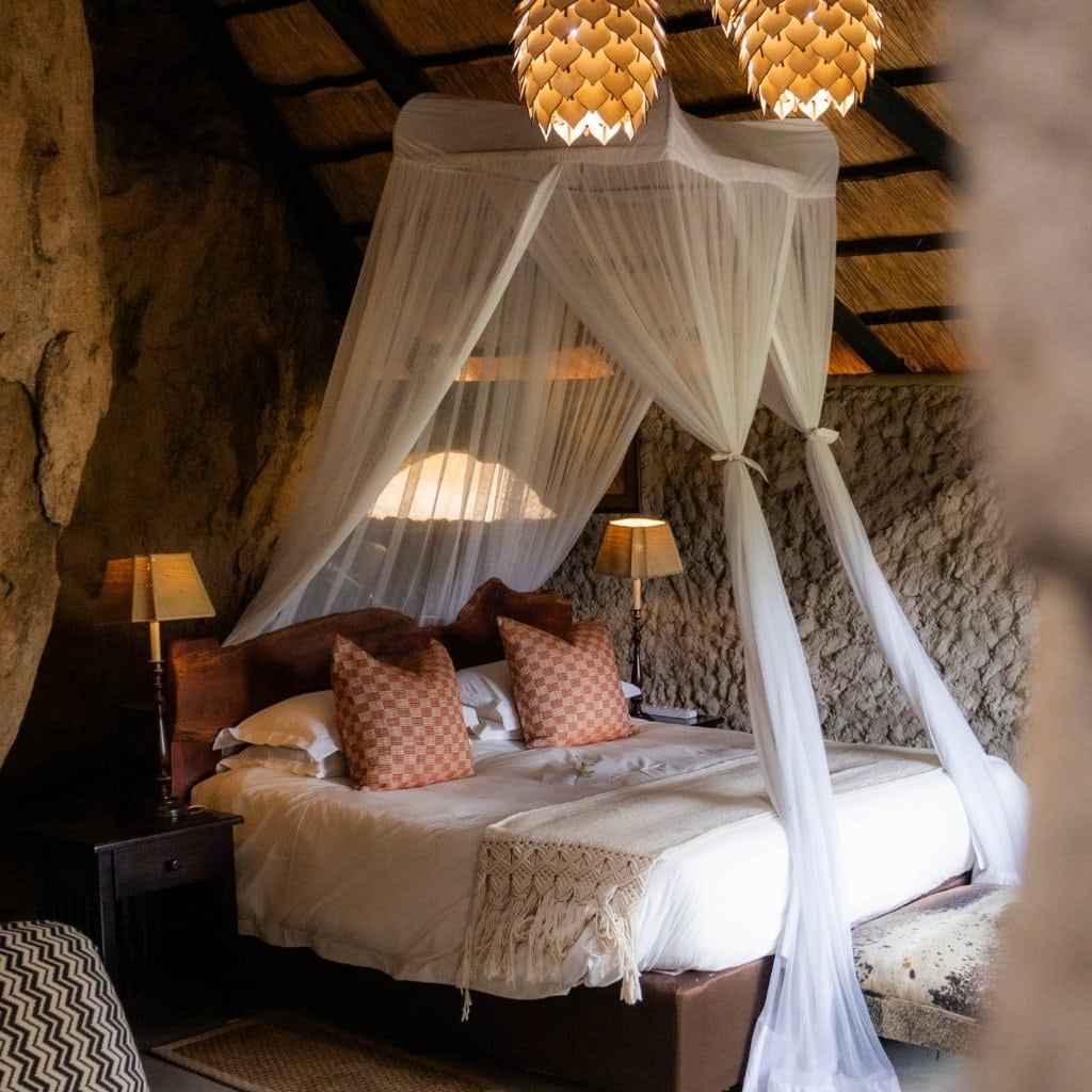 Gemütliches Himmelbett in der Amalinda Lodge