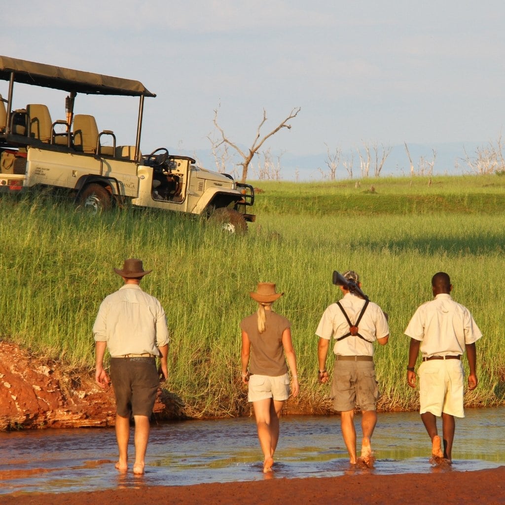 Gäste auf Walking Safari am Lake Kariba Changa Camp.