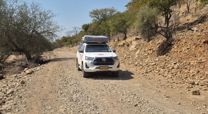 4x4 Fahrzeug auf schottiger Piste in Namibias Norden