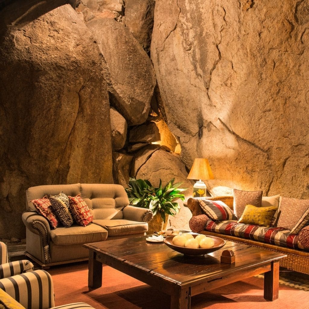 Loungebereich im felsigen Zimmer der Amalinda Lodge