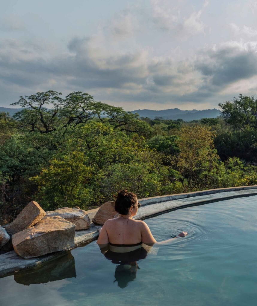 Gast im Pool Ausblick über die Buschsavanne Simbabwes