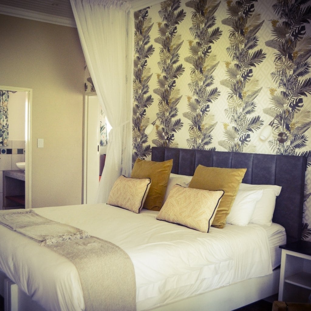 Zimmer und Bettbereich der Pioneers Lodge