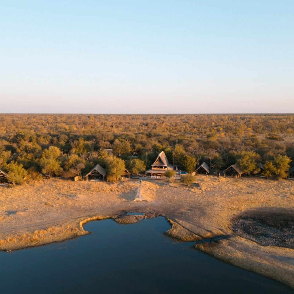 Drohnen Landschaftsaufnahme Wasserloch the Hide Camp Simbabwe.