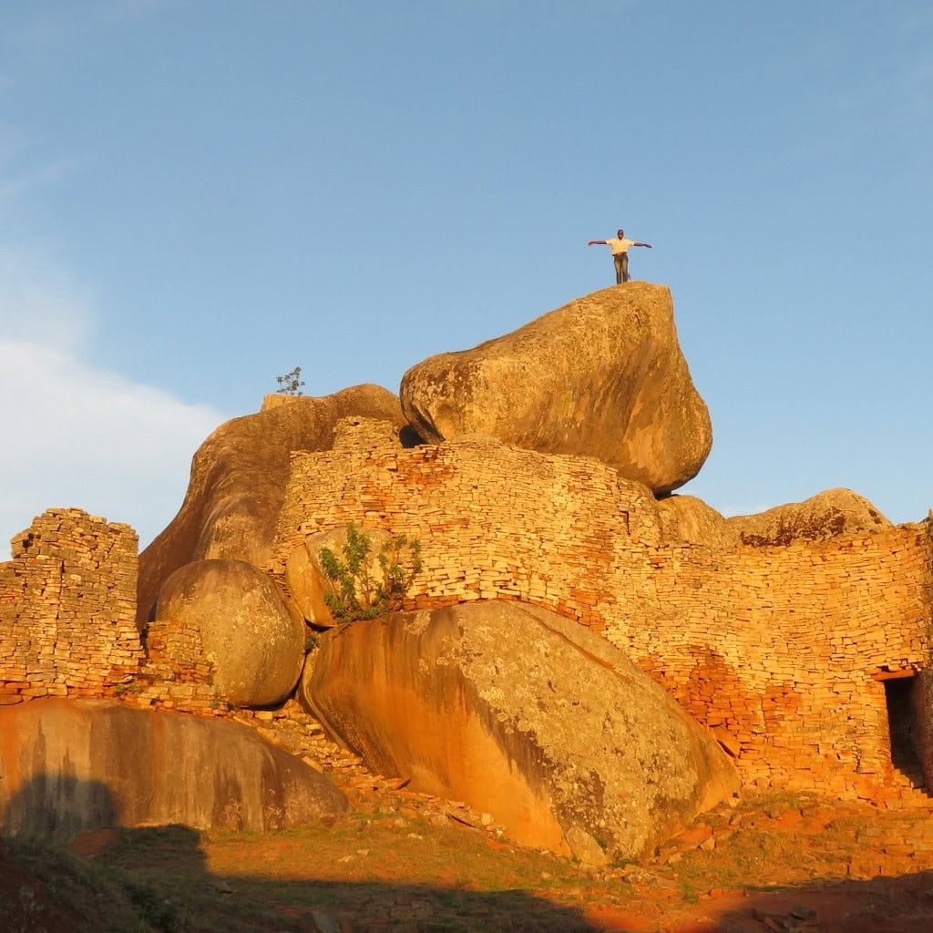 die Great Zimbabwe Ruinen in goldenem Sonnenlicht