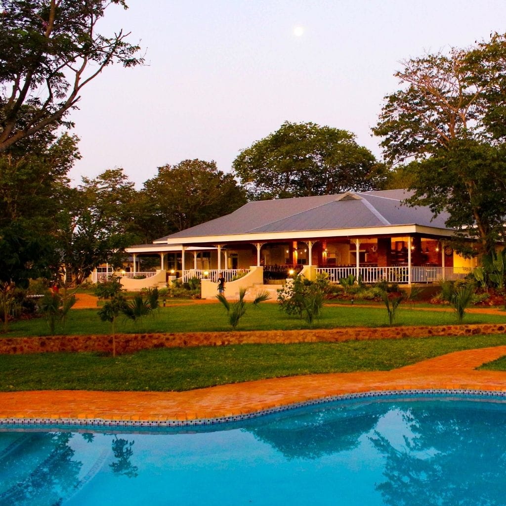 Außenanlage Pioneers Lodge mit Pool