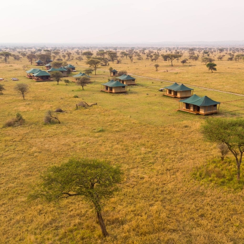 Drohenaufnahme der Landschaft und Tented Camps der Hembe Tented Lodge in Tansania.