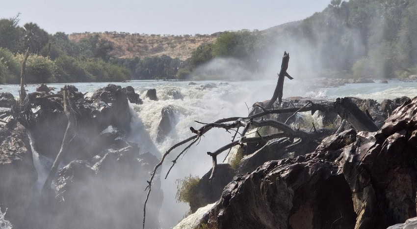 Rauschender Epupa Wasserfall in Namibia 