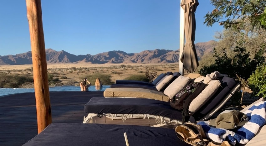 Ausblick Infintiy Pool über die Landschaft des Namib Naukluft Nationalpark