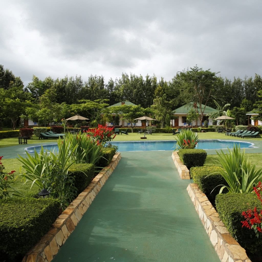 Pool und Garten der Country Lodge Karatu in tansania.