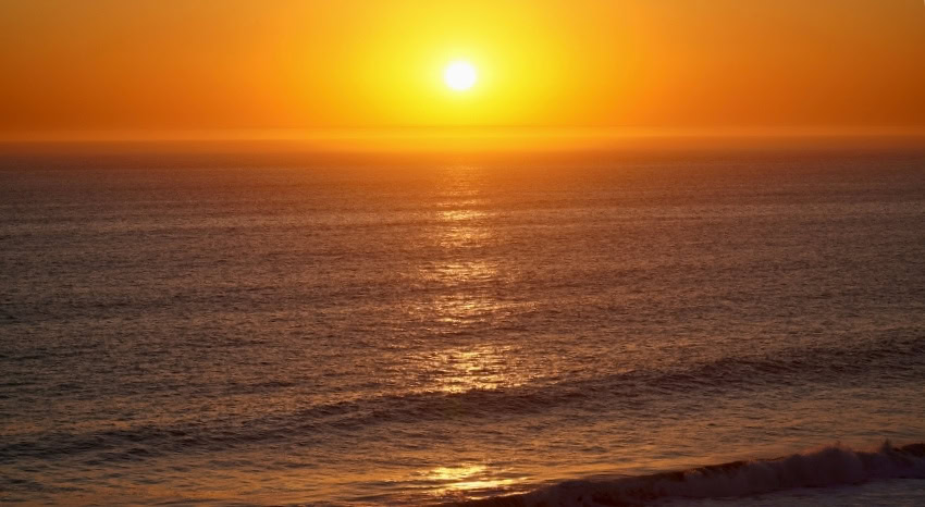 Sonnenuntergang über dem Atlantik vor Namibias Küste.