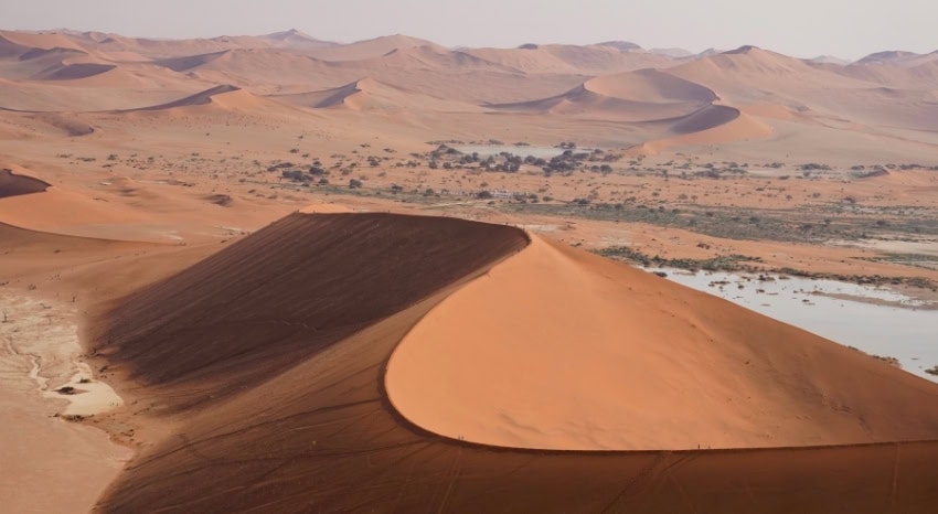 Ausblick über die Dünen des Sossusvlei in der Namib Wüste.