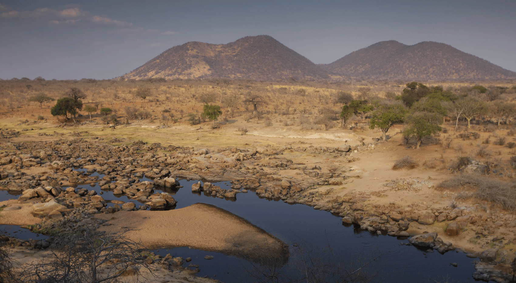 Eine Landschaftsaufnahme, in der Trockenzeit in Ruaha im Ruaha fotografiert. Eine Landschaftsaufnahme, in der Trockenzeit in Ruaha im Ruaha fotografiert.