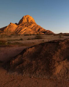 Die Spitzkoppe Namibias wird vom warmen Abendlicht angeleuchtet