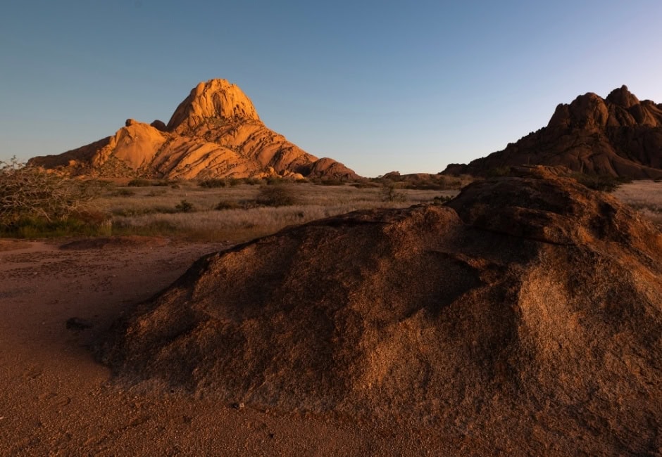 Die Spitzkoppe Namibias wird vom warmen Abendlicht angeleuchtet