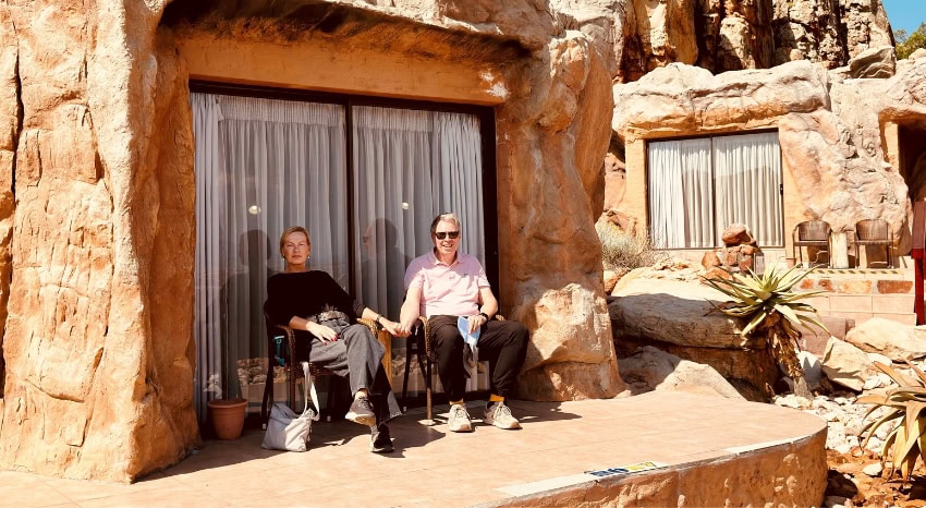 Gäste sitzen auf der Terrasse des Kagga Kamma Nature Reserve.