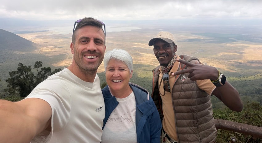 Gäste vor der Landschaft Tanzanias.