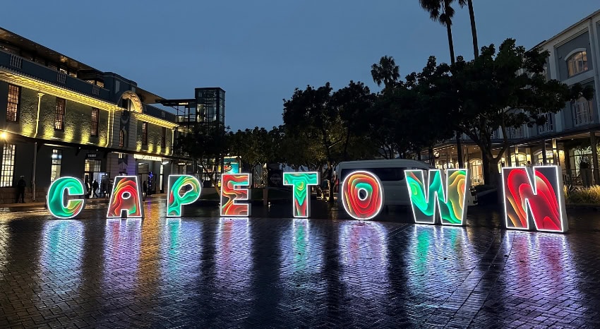 Leuchtschild bei Nacht mit der Aufschrift Capetown in Kapstadt City