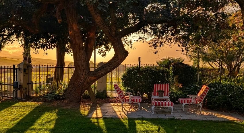 Aussicht einer Lodge in Südafrika mit Sonnenuntergangsstimmung.