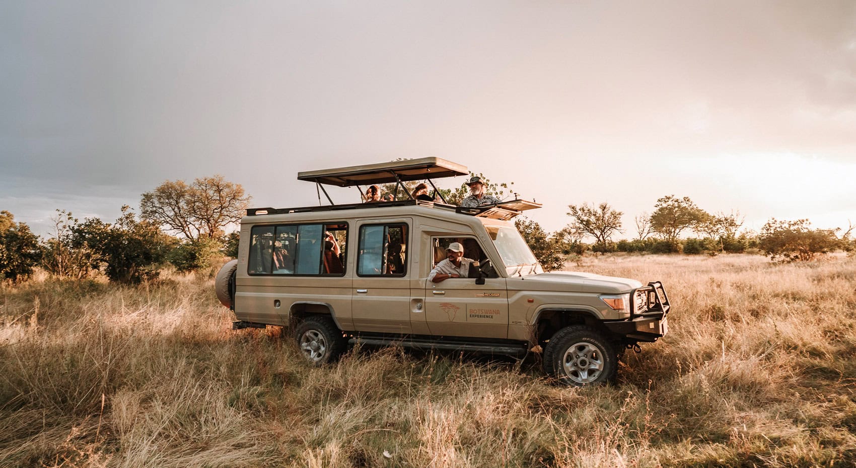 Ein Safarifahrzeug mit Gästen im Moremi Game Reserve